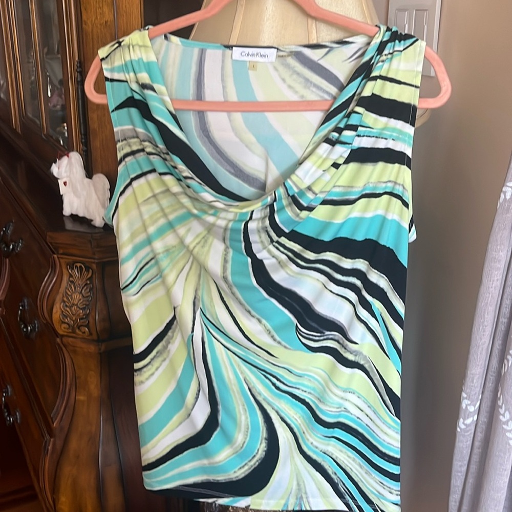 Calvin Klein beautiful print sleeveless top. Size L.